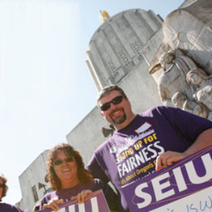 Группа членов SEIU митингует у Капитолия штата Орегон. Один из их знаков гласит: «Есть лучший способ для Орегона».