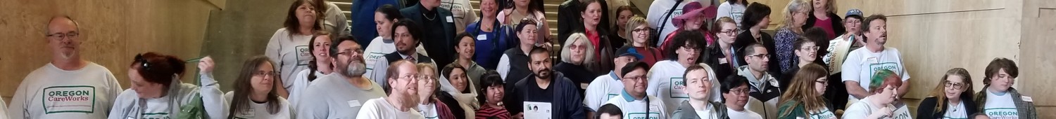 Десятки людей изображают группу на ступенях здания Капитолия штата Орегон. Многие из них носят рубашки с надписью «Oregon Careworks».