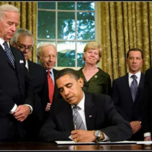 Obama firma regulaciones sobre beneficios para personas del mismo sexo para trabajadores federales